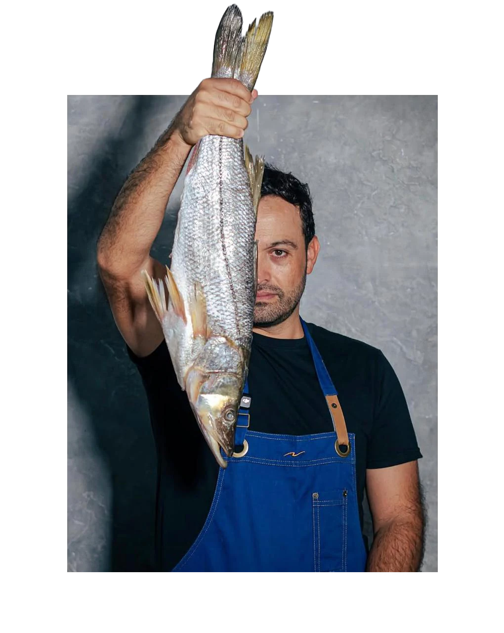 Chef Andrés Hoyos sosteniendo un pescado