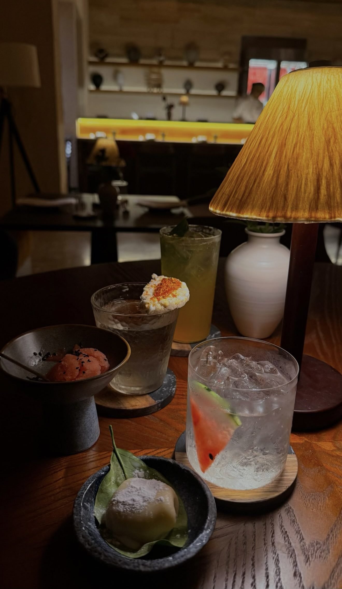 Cocteles de autor y postres de Flamante junto a la lámpara de mesa